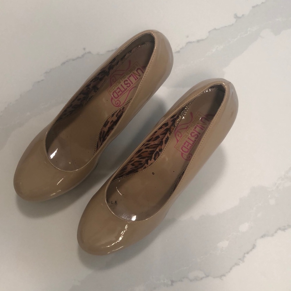 Nude pumps